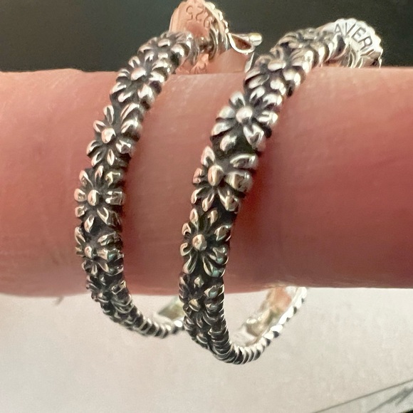 Retired James Avery Delicate Margarita Spanish Daisy hoop earrings. NEW. - Picture 9 of 9
